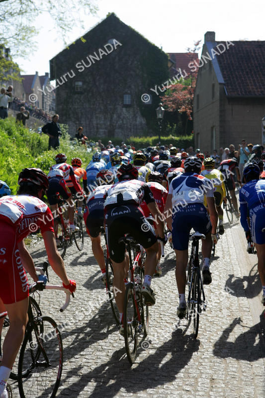 Peloton on pave001p.jpg